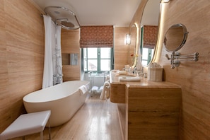Suite (Aragona) | Bathroom | Deep soaking tub, rainfall showerhead, designer toiletries, hair dryer - Palazzo Bifora (Mdina)