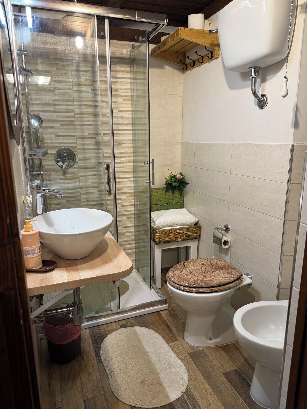 Douche, sèche-cheveux, bidet, serviettes fournies