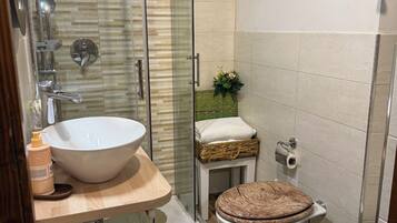 Douche, sèche-cheveux, bidet, serviettes fournies