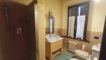Doccia, asciugacapelli, bidet, asciugamani