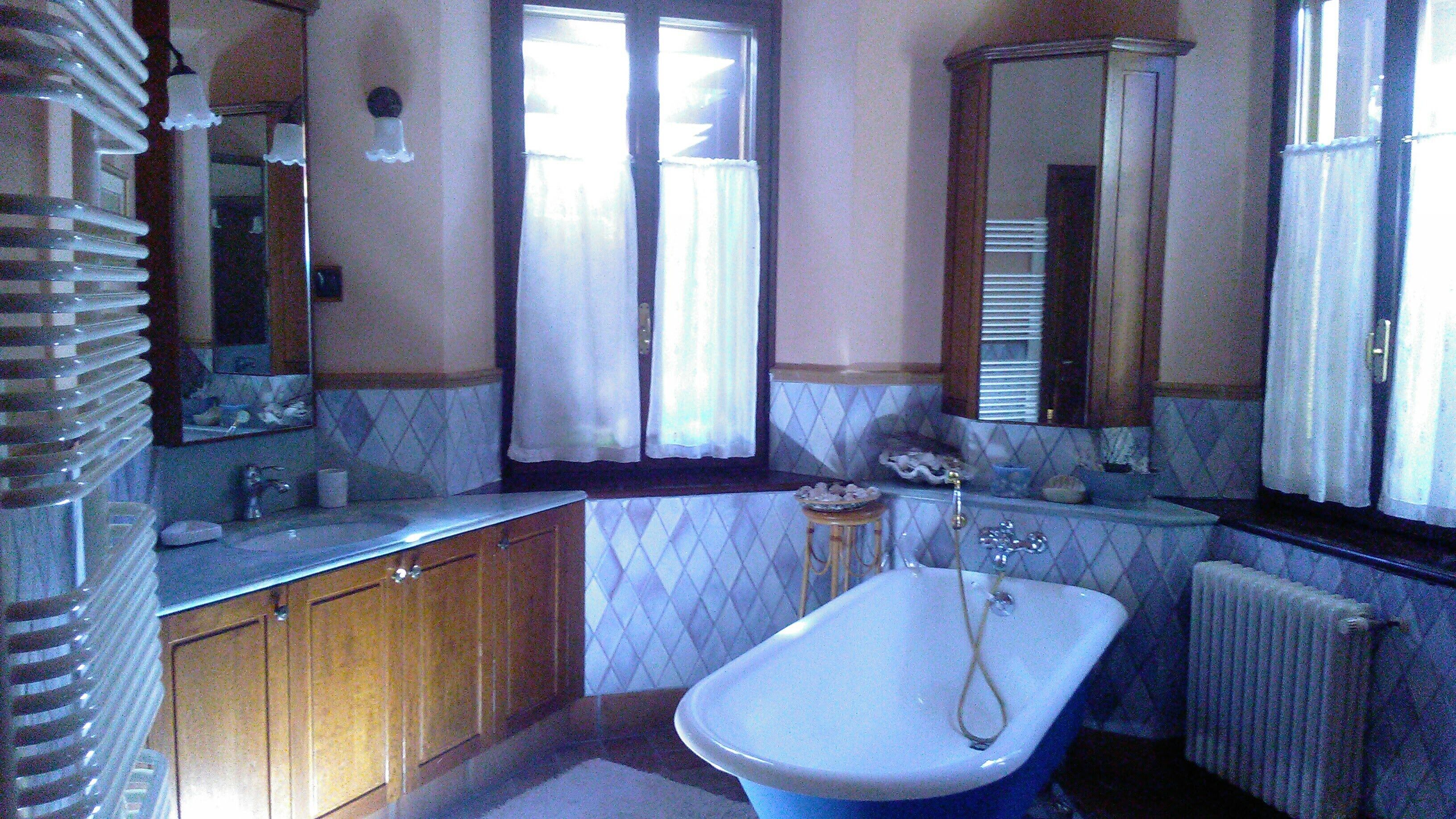 Dusj, hårføner, bidé og håndklær