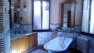 Dusj, hårføner, bidé og håndklær