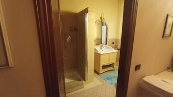 Douche, sĂšche-cheveux, bidet, serviettes fournies