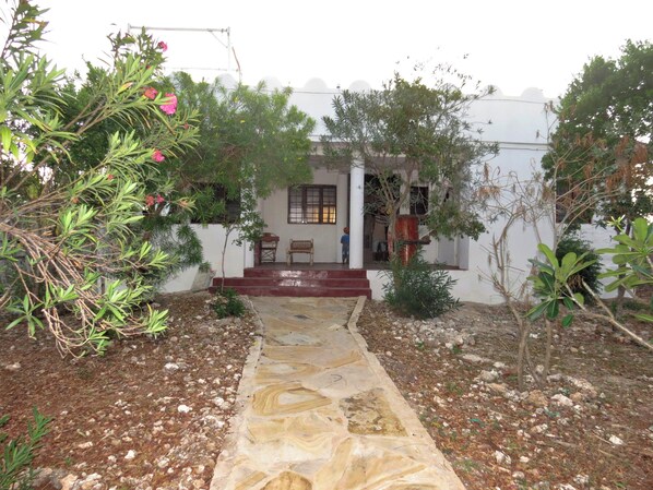 House, 3 Bedrooms, Smoking, Balcony | Property entrance