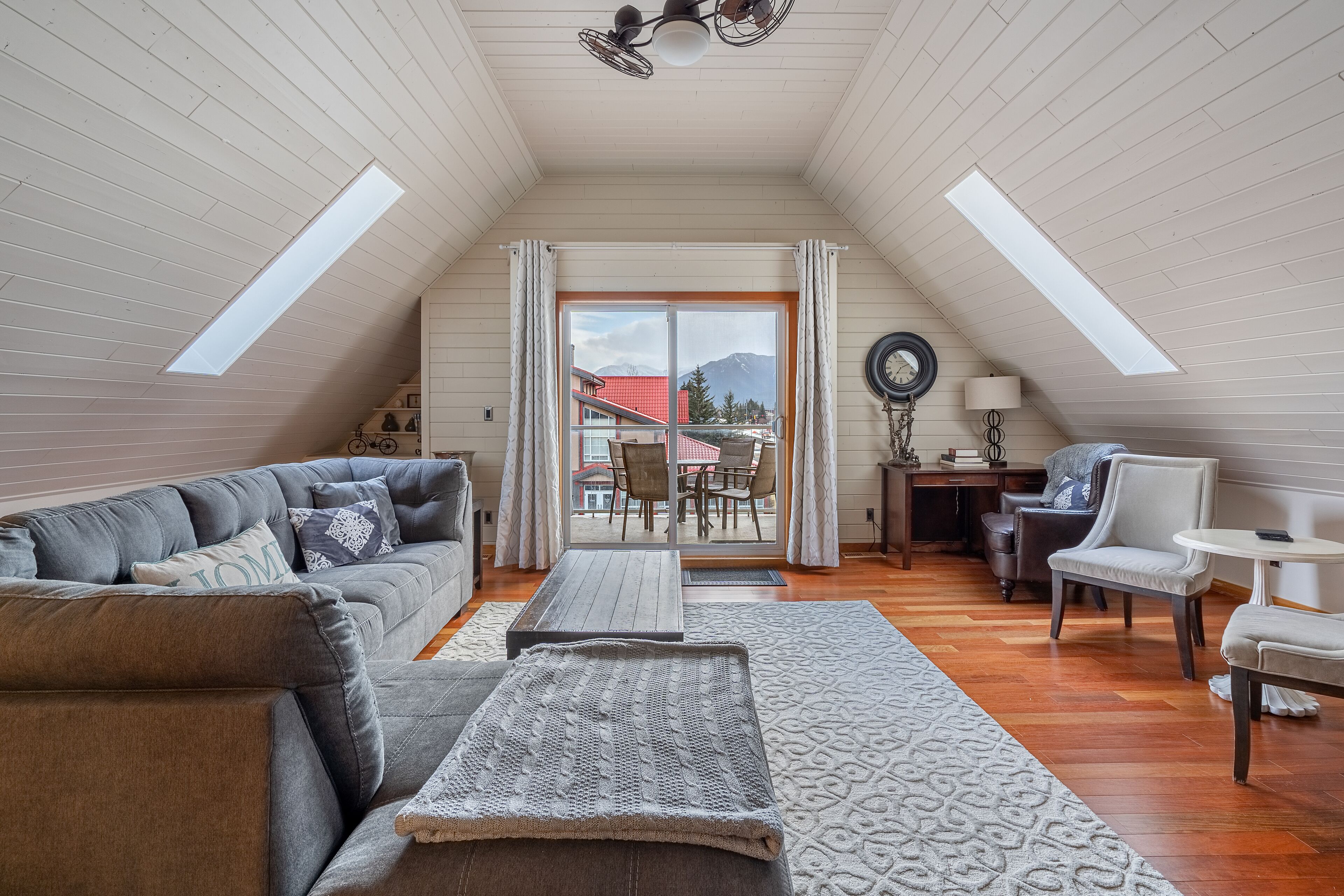 TV connectée, cheminée, Netflix, livres