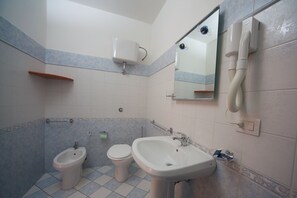 Een douche, een haardroger, een bidet, zeep