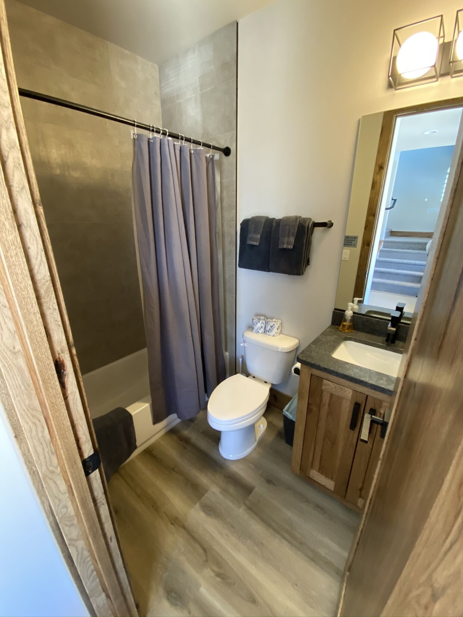 Un baño pequeño con ducha, inodoro y lavabo.