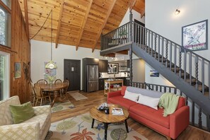 Smart TV, fireplace, DVD player, toys - Cozy Escape- Walking Distance to Village! (Lake Arrowhead)
