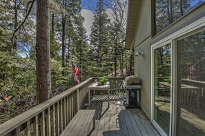 Outdoor dining - Cozy Escape- Walking Distance to Village! (Lake Arrowhead)
