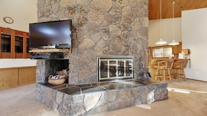 House, Multiple Beds (Sandhill 10) | Living room
