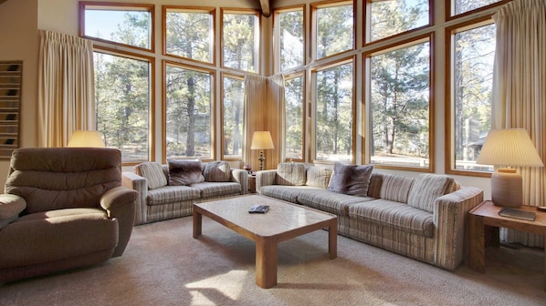 House, Multiple Beds (Sandhill 10) | Living room