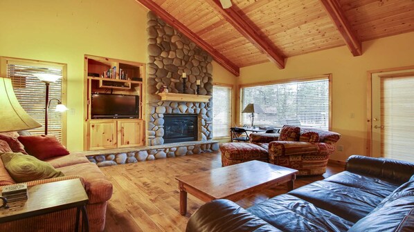 House, Multiple Beds (Topflite 14) | Living room