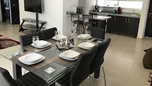 อพาร์ทเมนท์, 2 ห้องนอน, สูบบุหรี่ได้, ระเบียง | ร้านอาหาร
