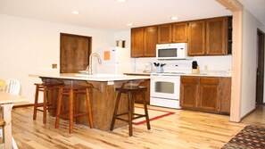 House, Multiple Beds (Lark - 14) | Private kitchen