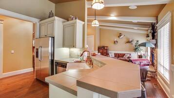 House, Multiple Beds (Big River Retreat) | Private kitchen