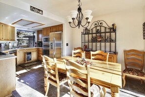Casa, diversos llits (Fairway Village 02) | Cuina privada