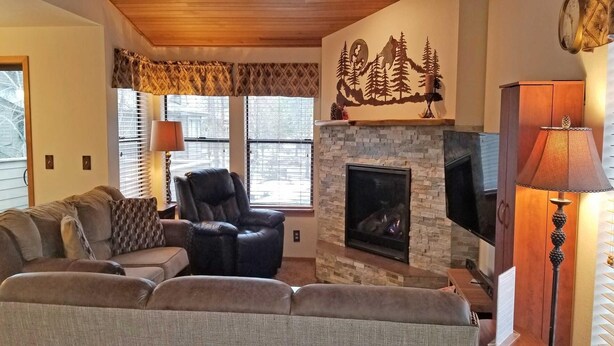 House, Multiple Beds (Fairway Village 02) | Living room - Fairway Village 02 (Bend)