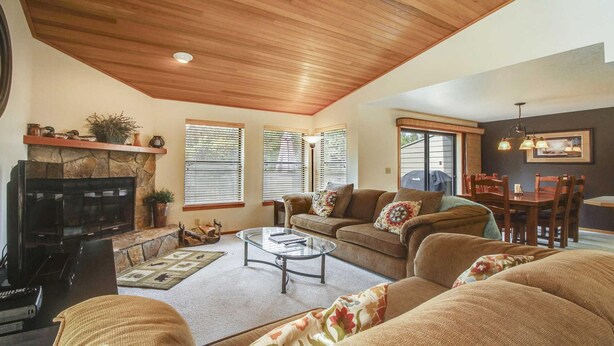 Living room - Fairway Village 14 (Bend)
