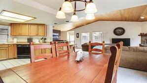 Private kitchen - Fairway Village 14 (Bend)