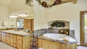 House, Multiple Beds (Paper Birch 09) | Bathroom