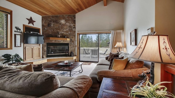 House, Multiple Beds (Crag 8) | Living room - Crag 8 (Bend)