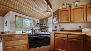 House, Multiple Beds (Crag 8) | Private kitchen - Crag 8 (Bend)