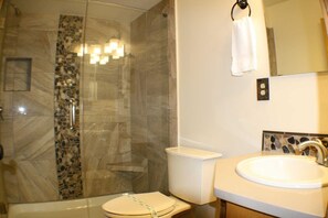 House, Multiple Beds (Tumalo 07) | Bathroom - Tumalo 07 (Bend)