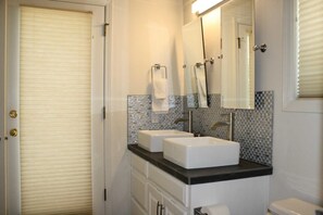 Bathroom - Wallowa 10 (Bend)