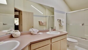 House, Multiple Beds (Tokatee 37) | Bathroom