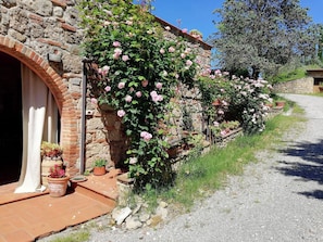 Vila, 4 quartos, para fumantes, sacada | Detalhe da fachada