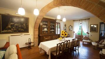 Villa, 4 Bedrooms, Smoking, Balcony | Dining