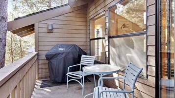 Kondominium, 1 Tempat Tidur King (Ridge Condo 32) | Balkon