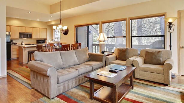 Condo, 1 King Bed (Ridge Condo 32) | Living room - Ridge Condo 32 (Bend)