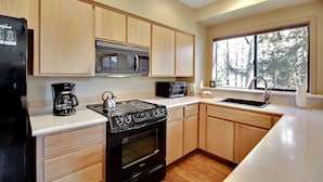 Condo, 1 King Bed (Ridge Condo 32) | Private kitchen - Ridge Condo 32 (Bend)