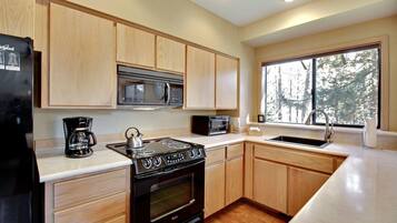 Kondominium, 1 Tempat Tidur King (Ridge Condo 32) | Dapur pribadi