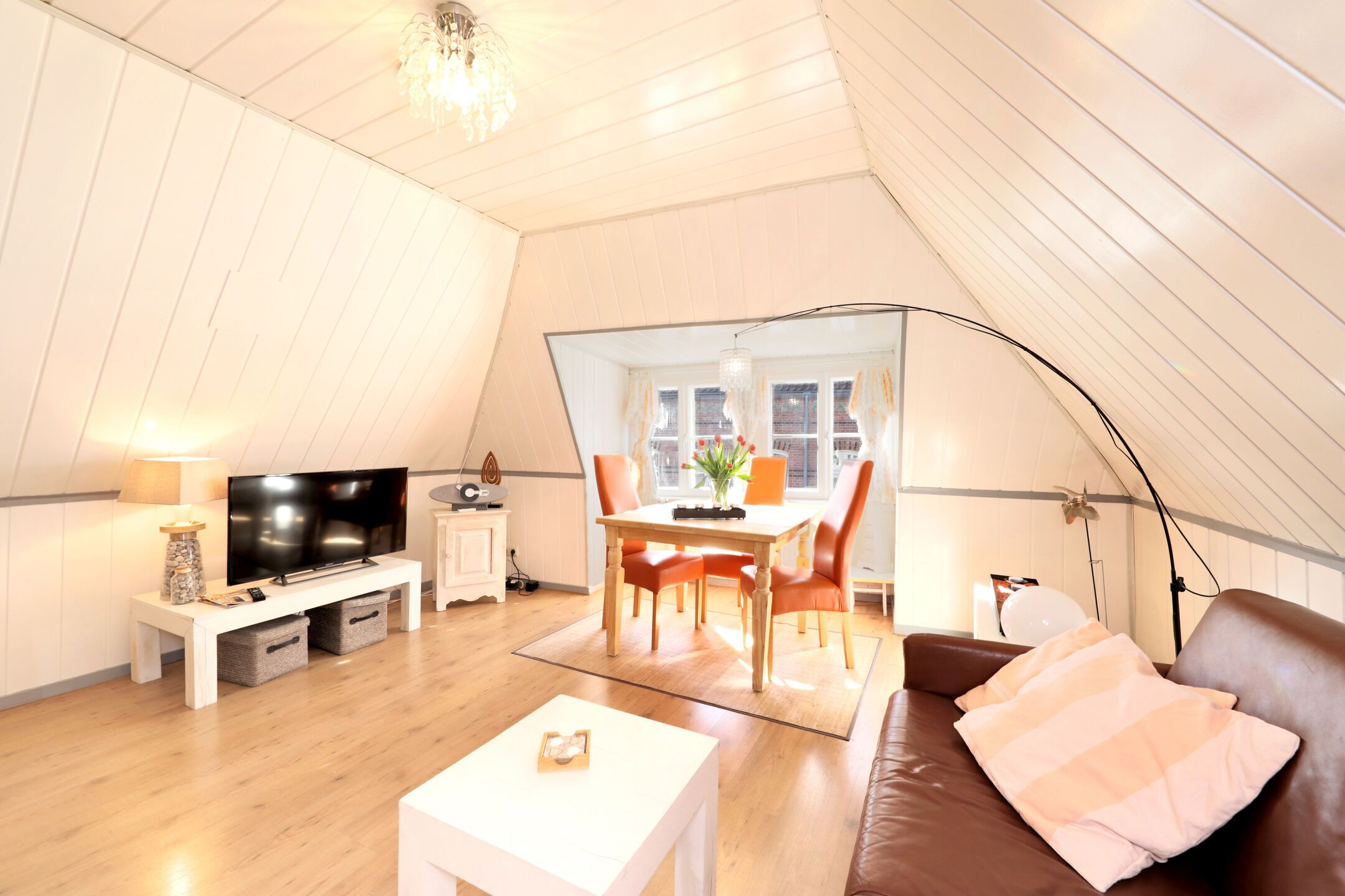 Fernseher, Bücher, Stereoanlage