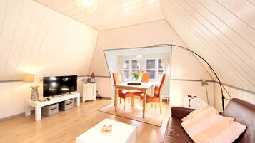 Fernseher, Bücher, Stereoanlage