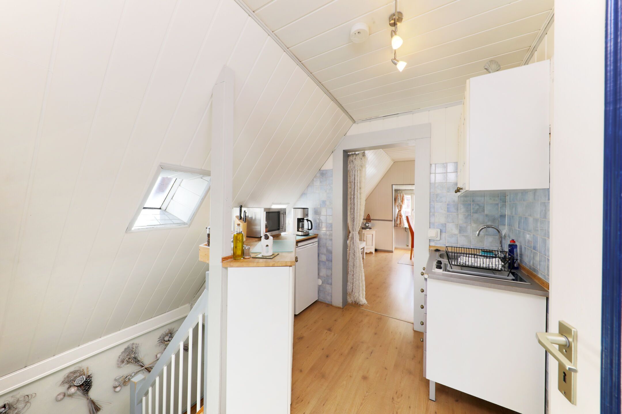 Kühlschrank, Mikrowelle, Herdplatte, Wasserkocher mit Kaffee-/Teezubehör