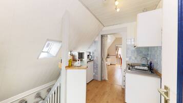 Kühlschrank, Mikrowelle, Herdplatte, Wasserkocher mit Kaffee-/Teezubehör