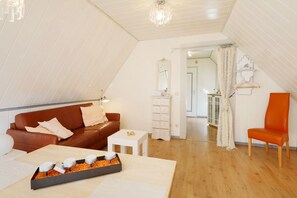 Fernseher, Bücher, Stereoanlage