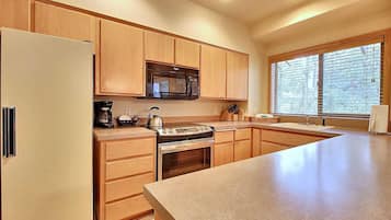 Kondominium, 1 Tempat Tidur King (Ridge Condo 26) | Dapur pribadi