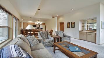 Kondominium, 1 Tempat Tidur King (Ridge Condo 24) | Ruang keluarga