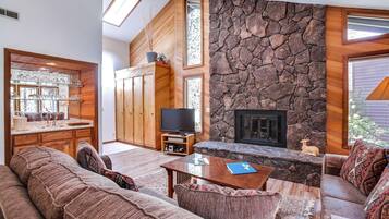 Kondominium, 1 Tempat Tidur King (Ridge Condo 14) | Ruang keluarga