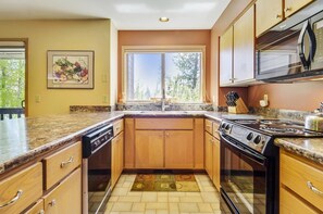 Condo, Multiple Beds (zRidge Condo 03) | Private kitchen