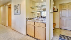 Unclassified image, 5 of 28, button - Zridge Condo 03 (Bend)