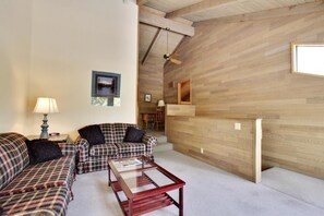 House, Multiple Beds (Grouse 06) | Living room - Grouse 06 (Bend)