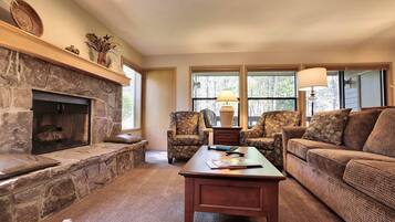 Kondominium, 1 Tempat Tidur King (Ridge Condo 45) | Ruang keluarga