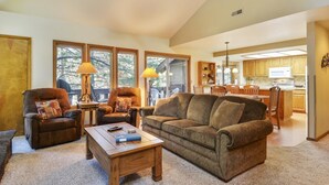 Apartment, 1 King-Bett (Ridge Condo 10) | Wohnzimmer
