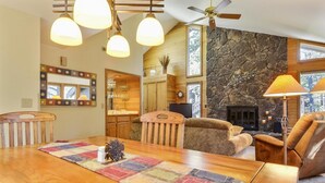 Apartment, 1 King-Bett (Ridge Condo 10) | Wohnzimmer