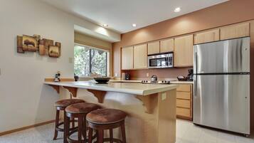 Kondominium, 1 Tempat Tidur King (Ridge Condo 42) | Dapur pribadi